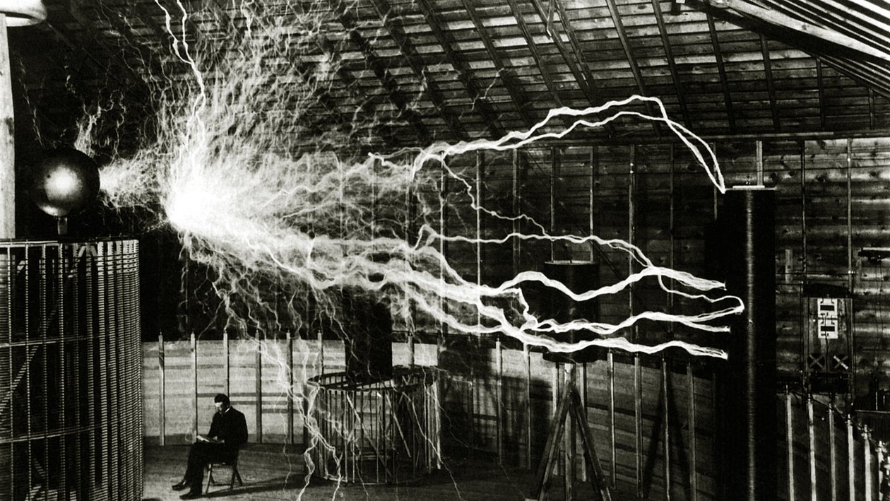 Et multieksponeringsbillede af Tesla med sin forstørrelsessender 1899 af Unknown