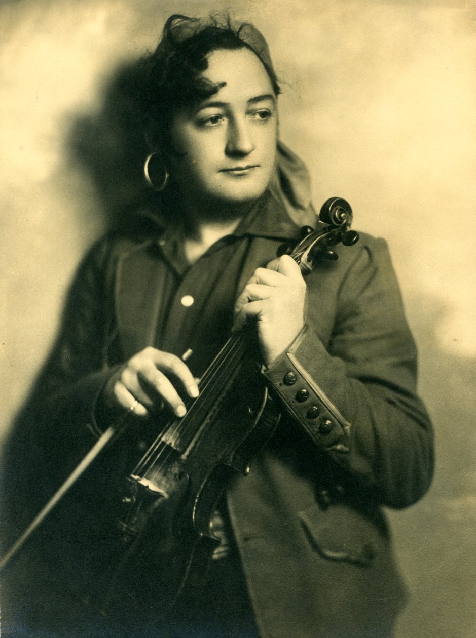 Alfred Gill holder en violin, ca. 1933 af Unknown