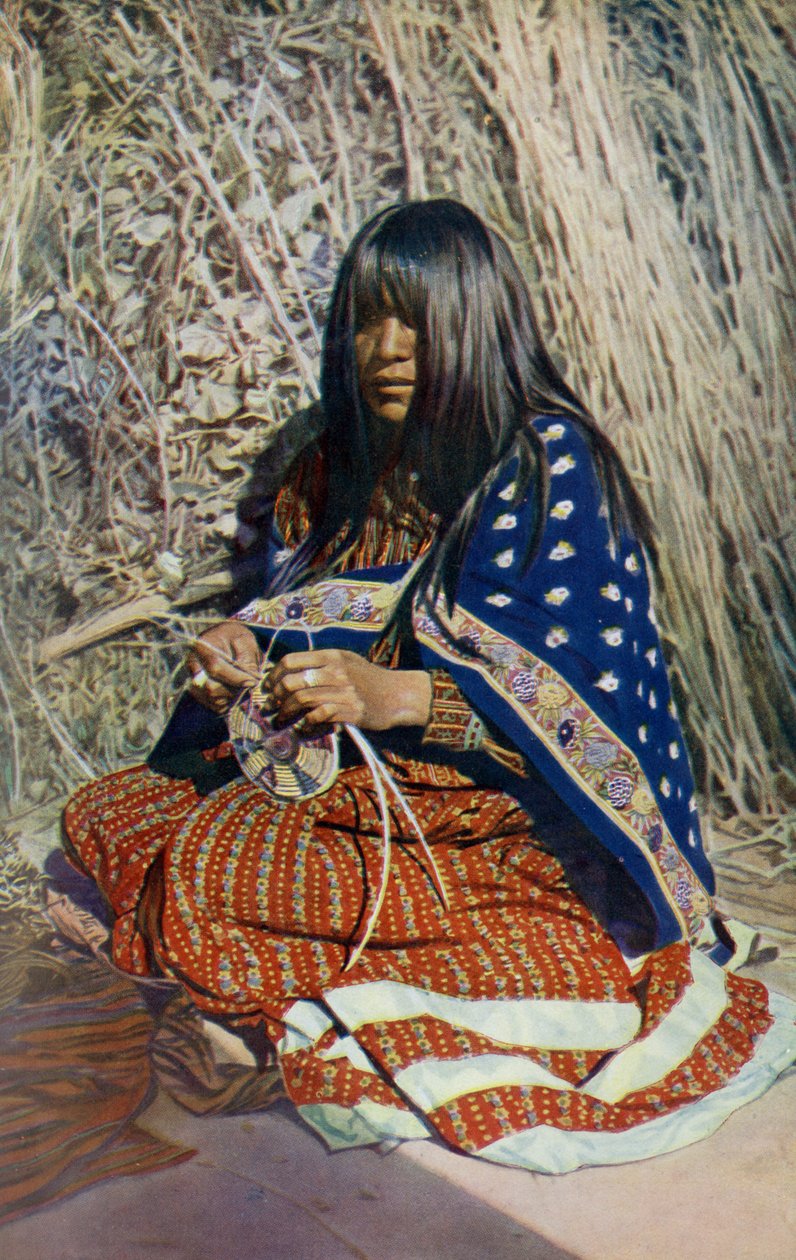 Arizona. Indiske stammer i Arizona er bevandrede i brugbare kunster, og kurvemageri, dygtigt vævet og farvet, er en meget yndet feminin industri. 1920 af Unknown