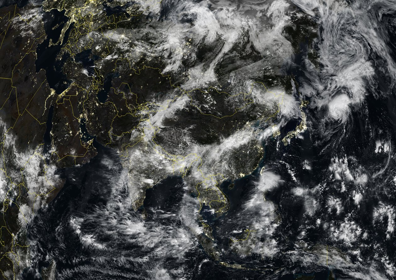 Asien om natten med landegrænser og skydækning, ægte farvesatellitbillede af Unknown