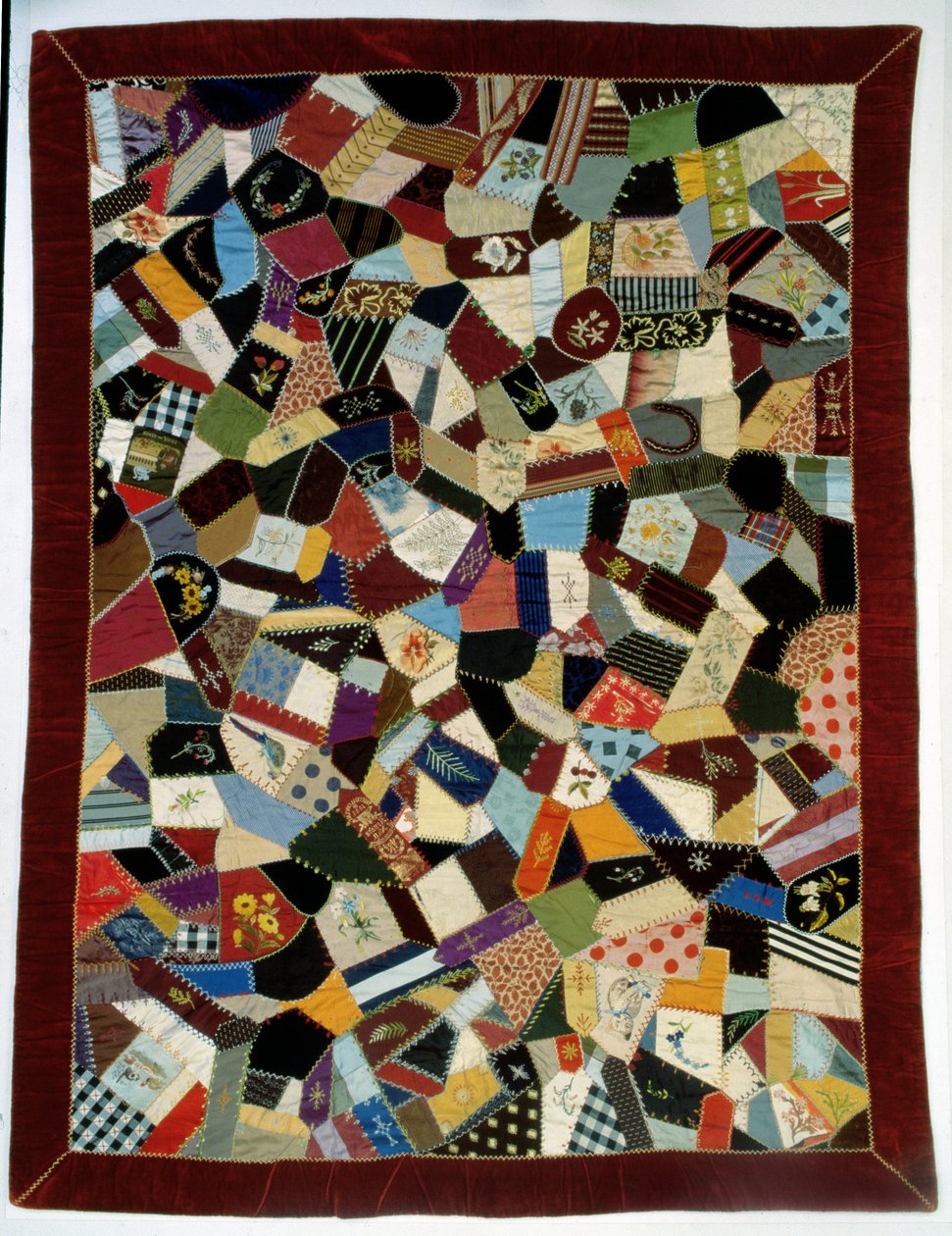 Crazy quilt med påskriften Mother, 63 Years i det ene hjørne, 1887 (tekstil) af Unknown