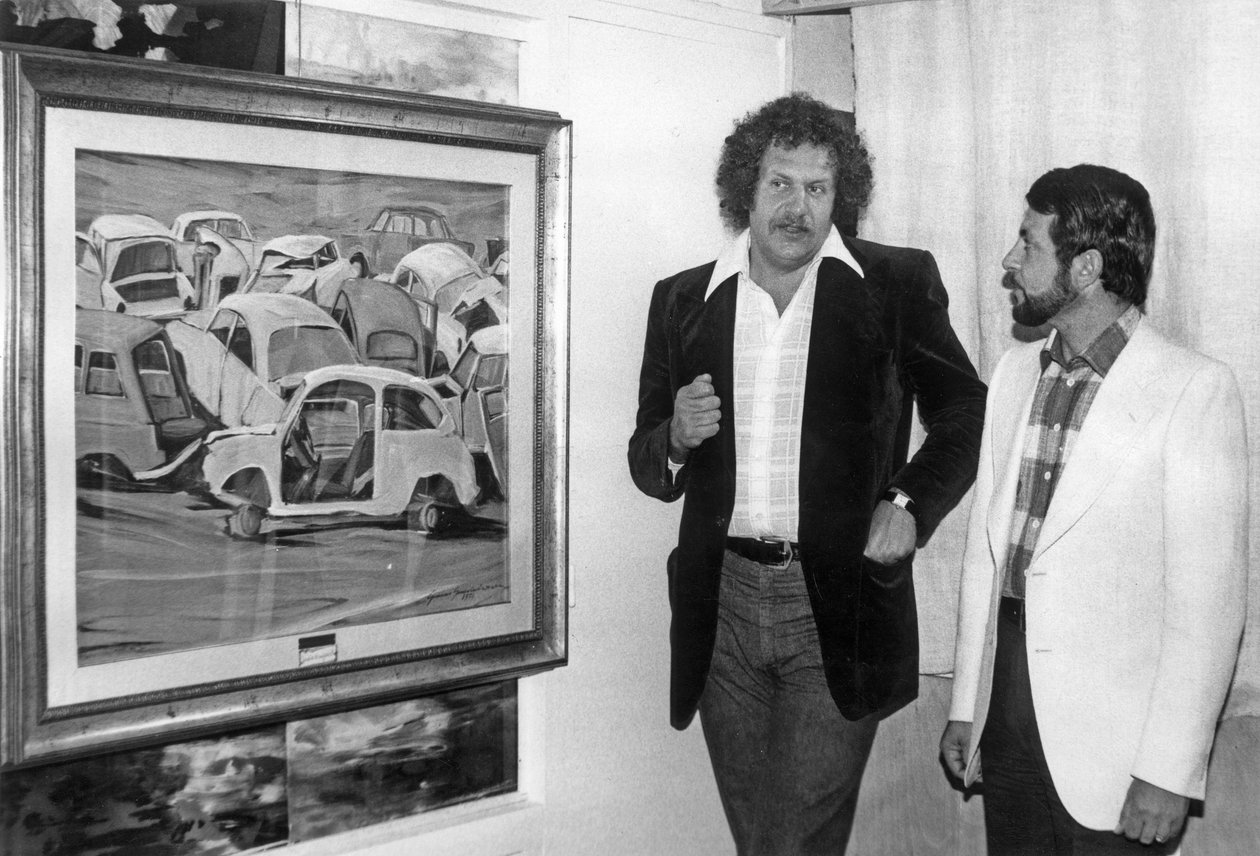 Døden Shuman beundrer en af lærredet præsenterer Gianni Guadalaxara med titlen "Jardin DToday" på La Cite Berryer Rue Royale A Paris 26. juni 1974 af Unknown