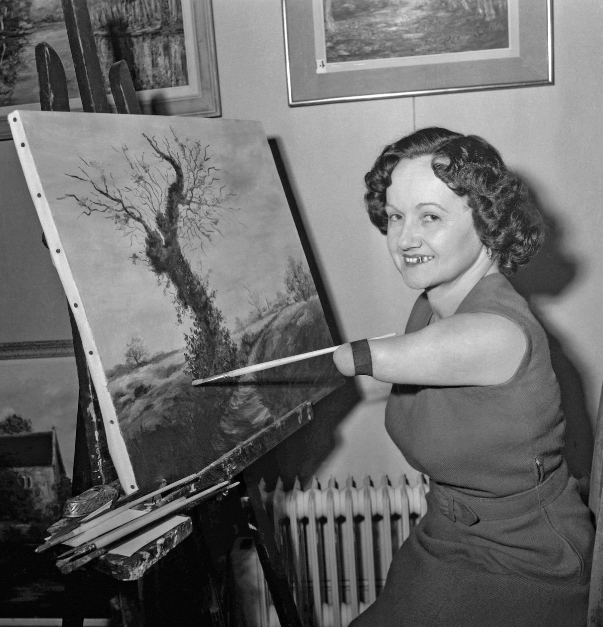 Denise Legrix, født uden ben eller underarm) maler et lærred, Paris, 21. november 1960 af Unknown