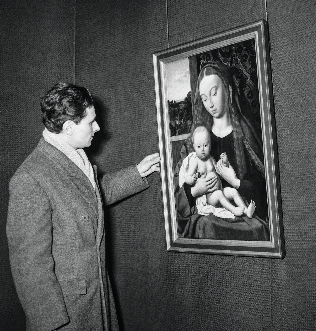 Udstilling af mesterværker fra museer i Berlin i Petit Palais, Paris, 31. januar 1951: her lærredet Jomfruen og barnet af Gerard de Saint-Jean af Unknown
