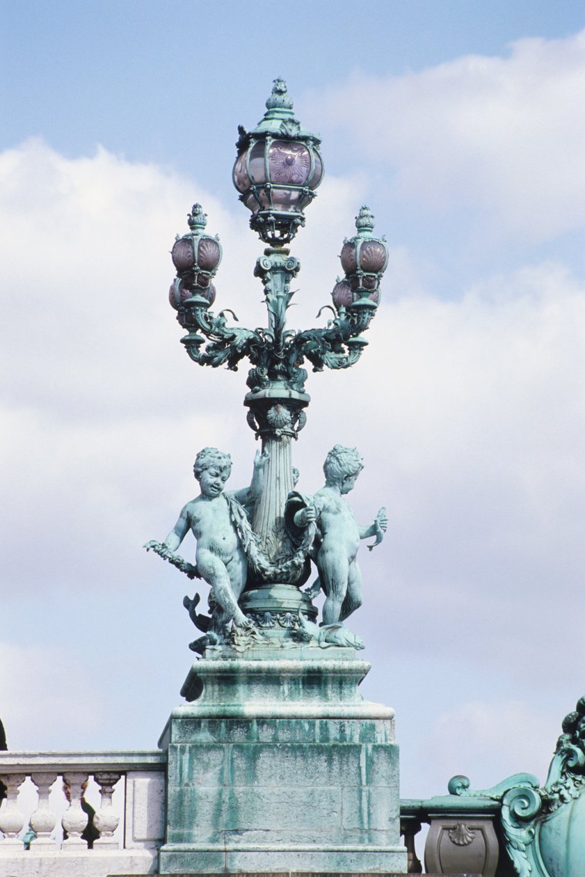 Frankrig, Paris, metalstatue af nøgne børn på Pont Alexander III, dekoreret lygtepæl med skulpturer. af Unknown