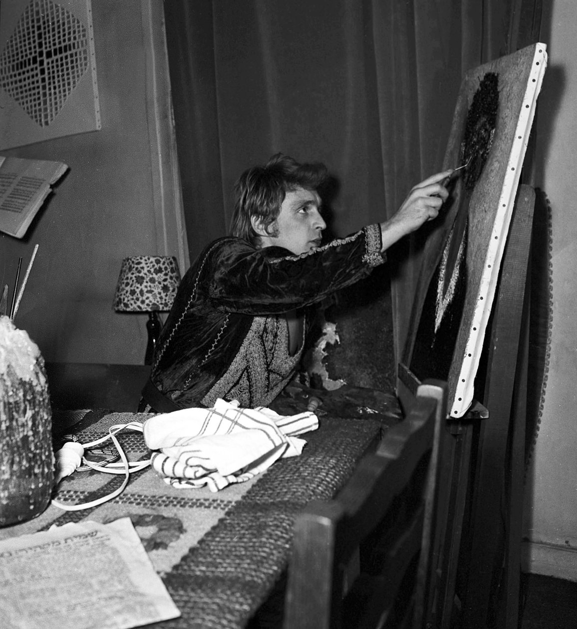 Den franske sanger Christophe (Daniel Bevilacqua) maler et lærred derhjemme, 18. november 1969 af Unknown