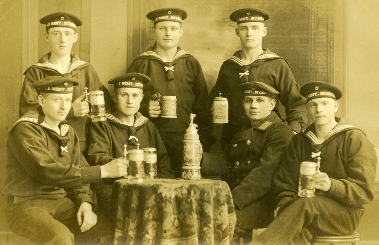 Tyske kejserlige søfarende fra første verdenskrig drikker øl, ca. 1914 af Unknown