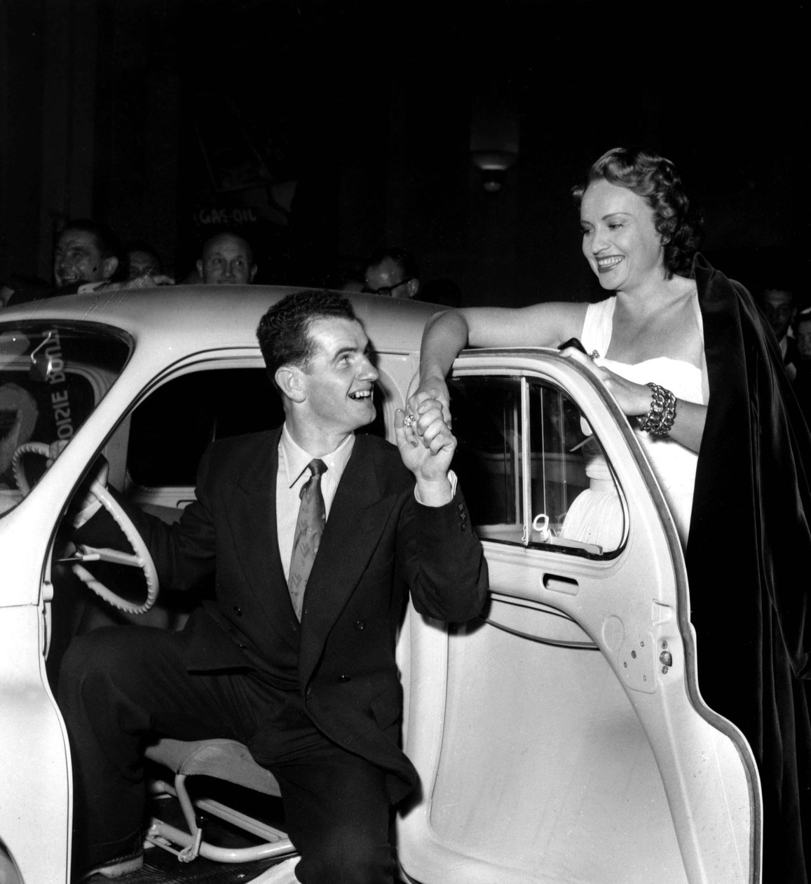 Ginette Leclerc Femininine Featured Of The Film Gas Oil Felicite Jean Brouat Dans La Renault 4 Cv Under en aften på Salle Pleyel I anledning af fremvisningen af filmen Gas Oil den 13. oktober, af Unknown