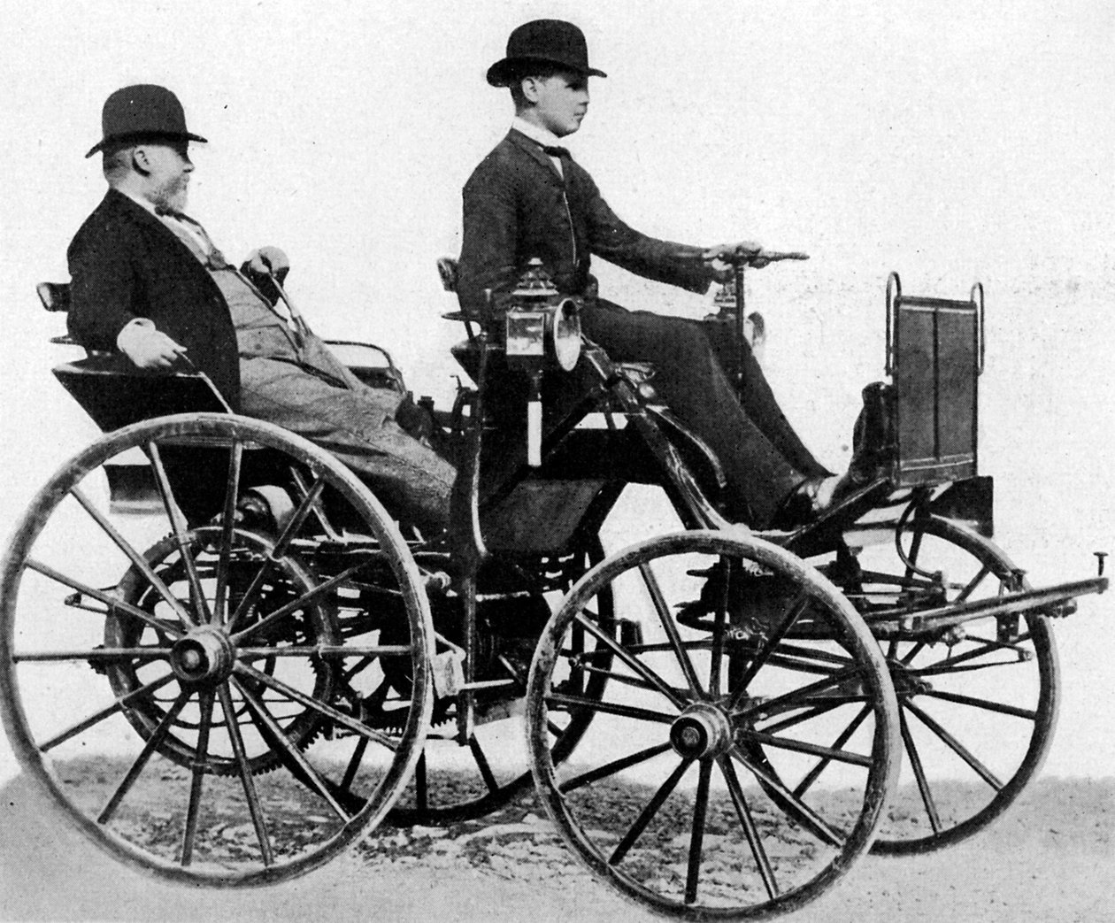 Gottlieb Daimler i sin benzindrevne bil, 1886 af Unknown
