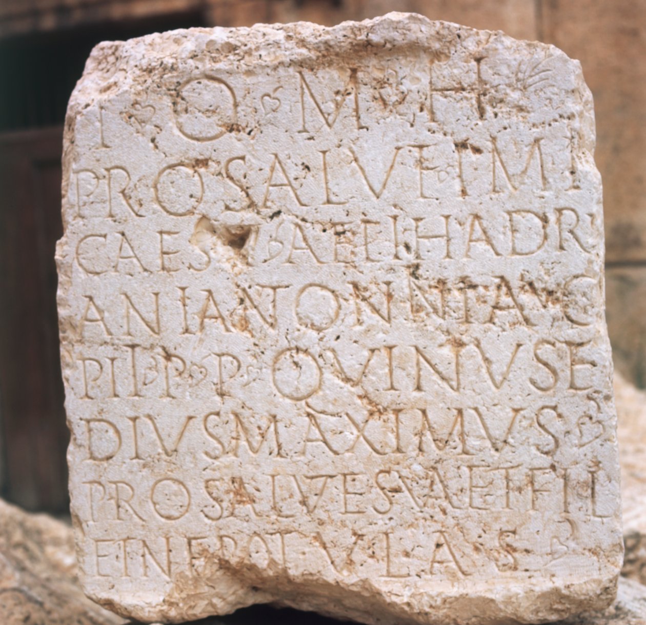 Libanon, Baalbek, Store Hof, sten indskrevet med dedikation til Hadrian, 2. århundrede e.Kr. af Unknown