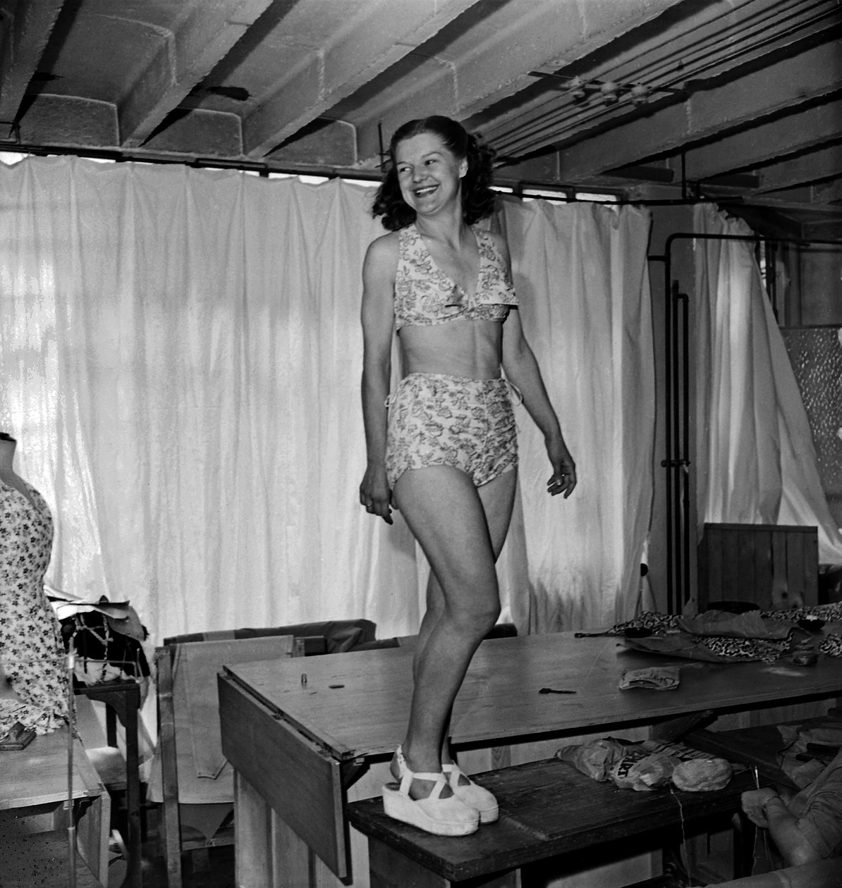 Fremstilling af tøj (her badedragt) med flylærred, Paris, C. 1947 af Unknown