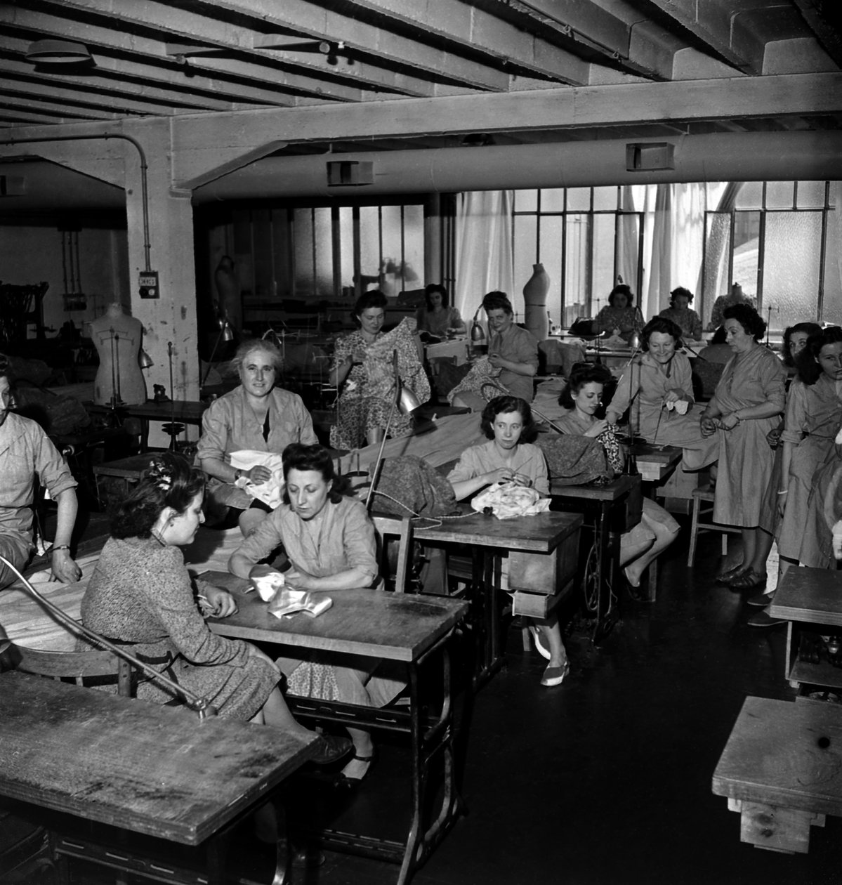 Fremstilling af tøj med flylærred, Paris, C. 1947 af Unknown