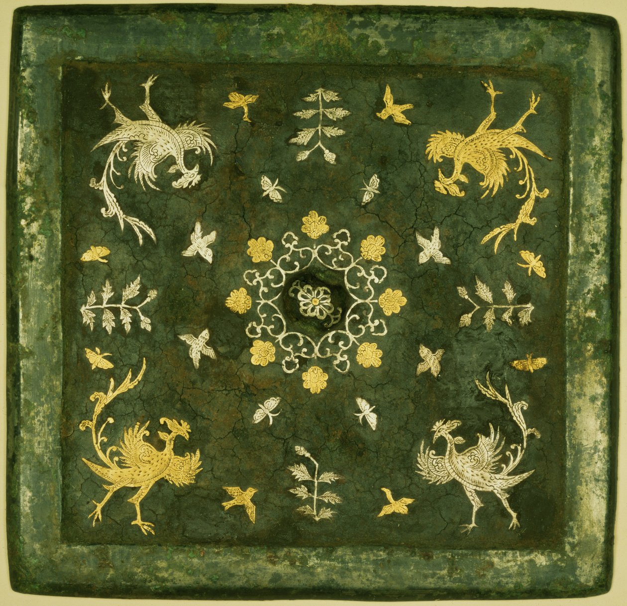 Spejl, bronze med lakeret bagside, dekoreret i guld og sølv med rulleværk, Tang-dynastiet (618-906) af Unknown
