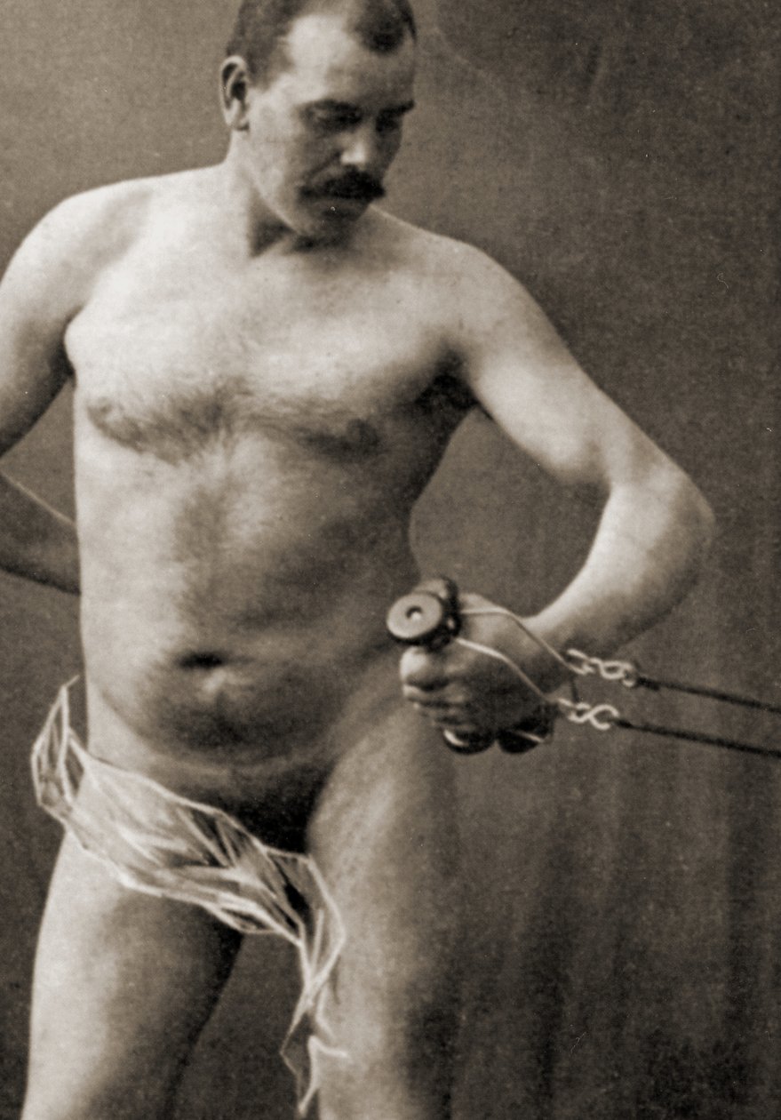 Nøgen mand holder i håndtaget på en kabelmaskine, ca. 1910 (sepia foto) af Unknown