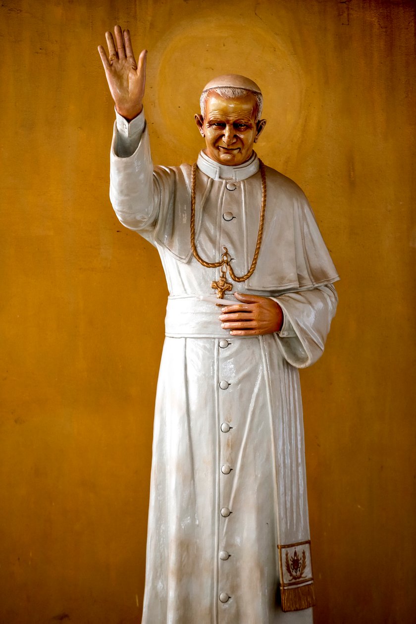 Pave Johannes Paul II-statuer i den opstandne Kristus de Hedzranawoe katolske sognekirke, Lomé, Togo. af Unknown