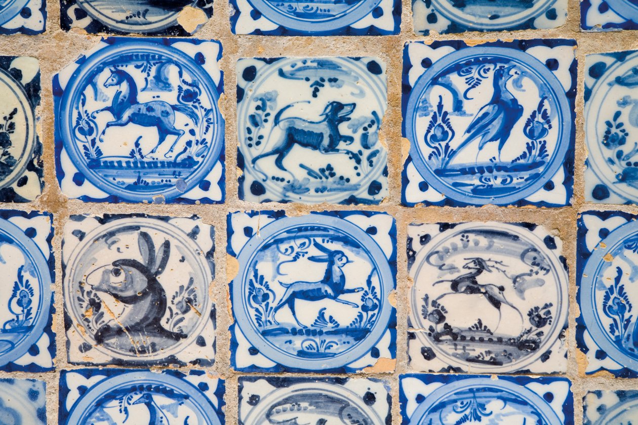 Ægte Alcazar, Keramiske fliser med dyre- og fuglefigurer, Sevilla, Spanien af Unknown