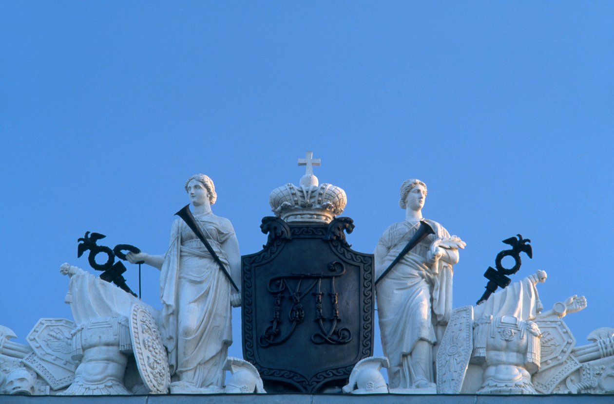Rusland, Skt. Petersborg, Statens Russiske Museum, tidligere Mikhailovsky-paladset, statuer og kongeligt emblem på facaden, nærbillede af Unknown