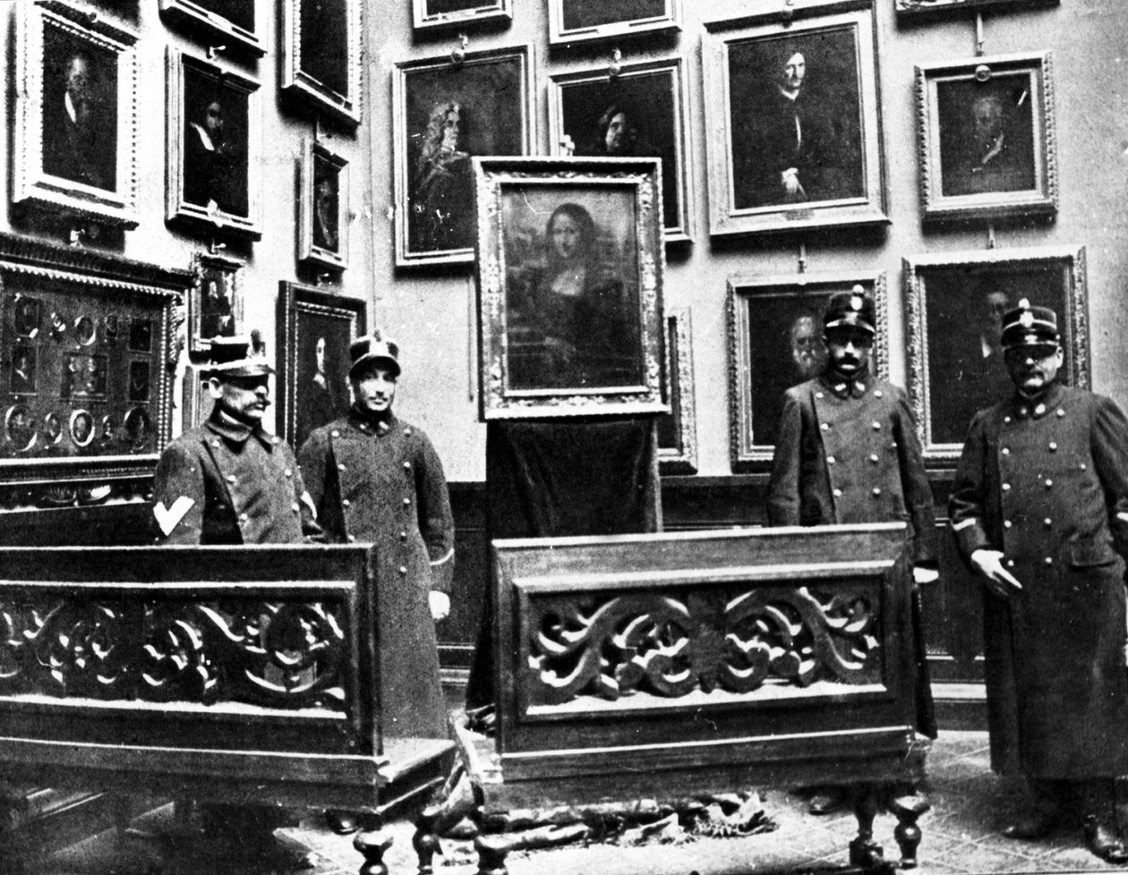 Mona Lisa med vagter i Uffizi-museet i Firenze, maleriet er netop blevet fundet efter hendes tyveri i Louvre-museet af en italiensk maler Vincenzo Peruggia den 21. august 1911 af Unknown