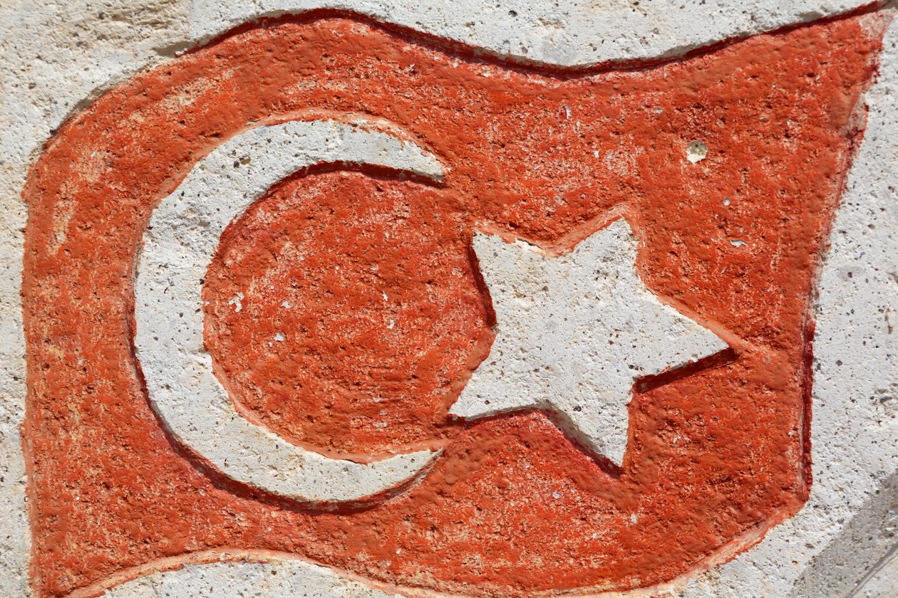 Tyrkisk flag støbt i cement. af Unknown