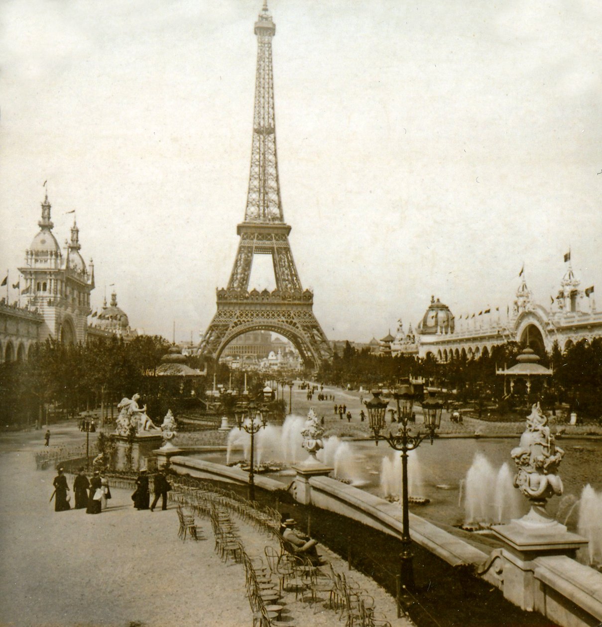 Udsigt over Eiffeltårnet og Champ de Mars fra Chateau dEau, Paris, Frankrig 1900 af Unknown