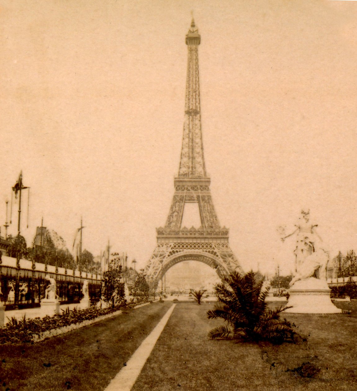Udsigt over Eiffeltårnet og Palais du Trocadero fra Jardin du Champ de Mars, Paris, Frankrig. 1889 af Unknown