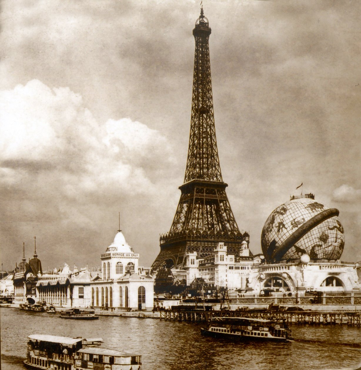 Udsigt over Exposition Universelle, Eiffeltårnet og Grand Globe Céleste fra Seinen, Paris, Frankrig 1900 af Unknown