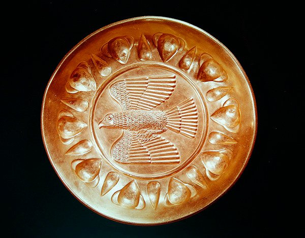 Plade indgraveret med ørn med spredte vinger (guld) af Achaemenid