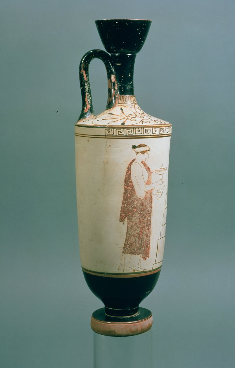Lofts hvidmalet lekythos dekoreret med en kvinde, der holder et kar til parfume og en alabastron, fra Laurium, Attica, (keramik) (for recto se 104792) af Achilles Painter