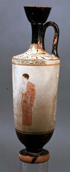 Lofts hvidmalet lekythos dekoreret med en ung klædt i en grå himation, fra Laurium, Attika, ca. 450-425 f.Kr. (keramik) (for omvendt se 104791) af Achilles Painter