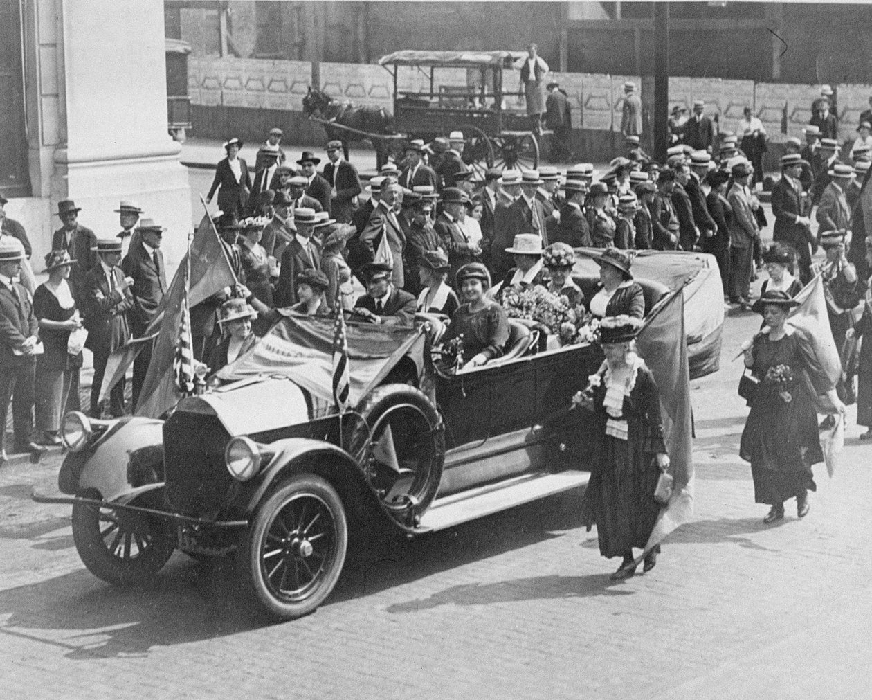 Carrie Chapman Catt (1859-1947) Upton og Shuler bliver kørt i en valgretsparade, 1919 af American Photographer