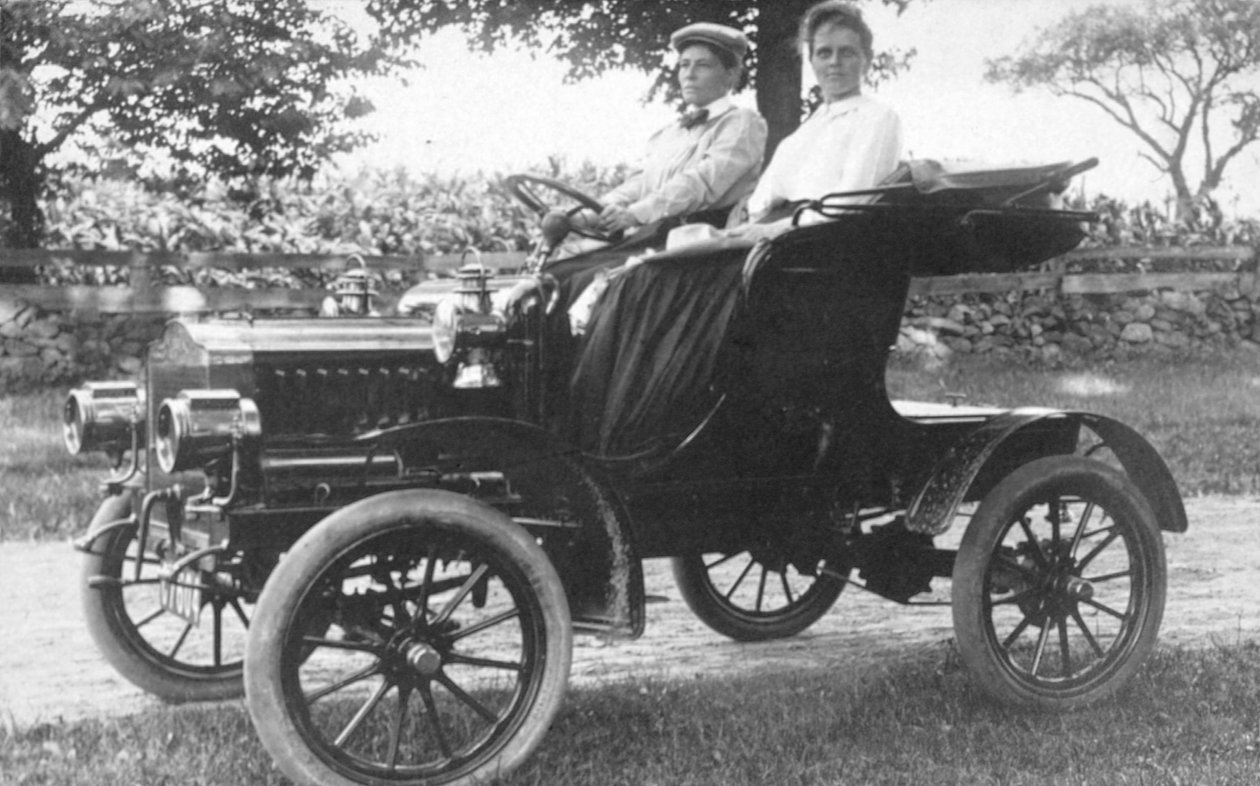 Frances Kellor og Mary Dreier sad i en tidlig bil, ca. 1910 af American Photographer