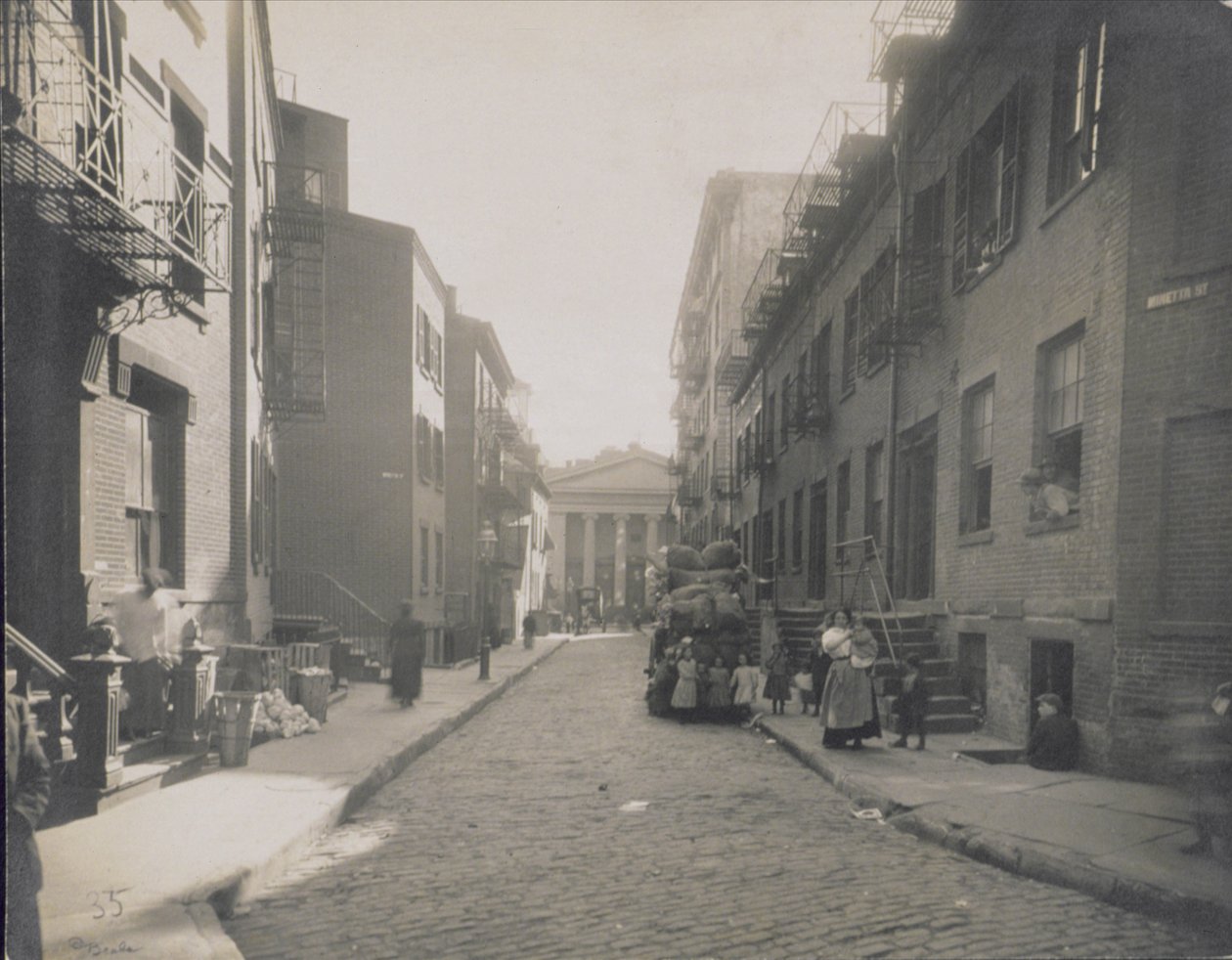 Gadescene, Greenwich Village, New York, 1916-20 af American Photographer