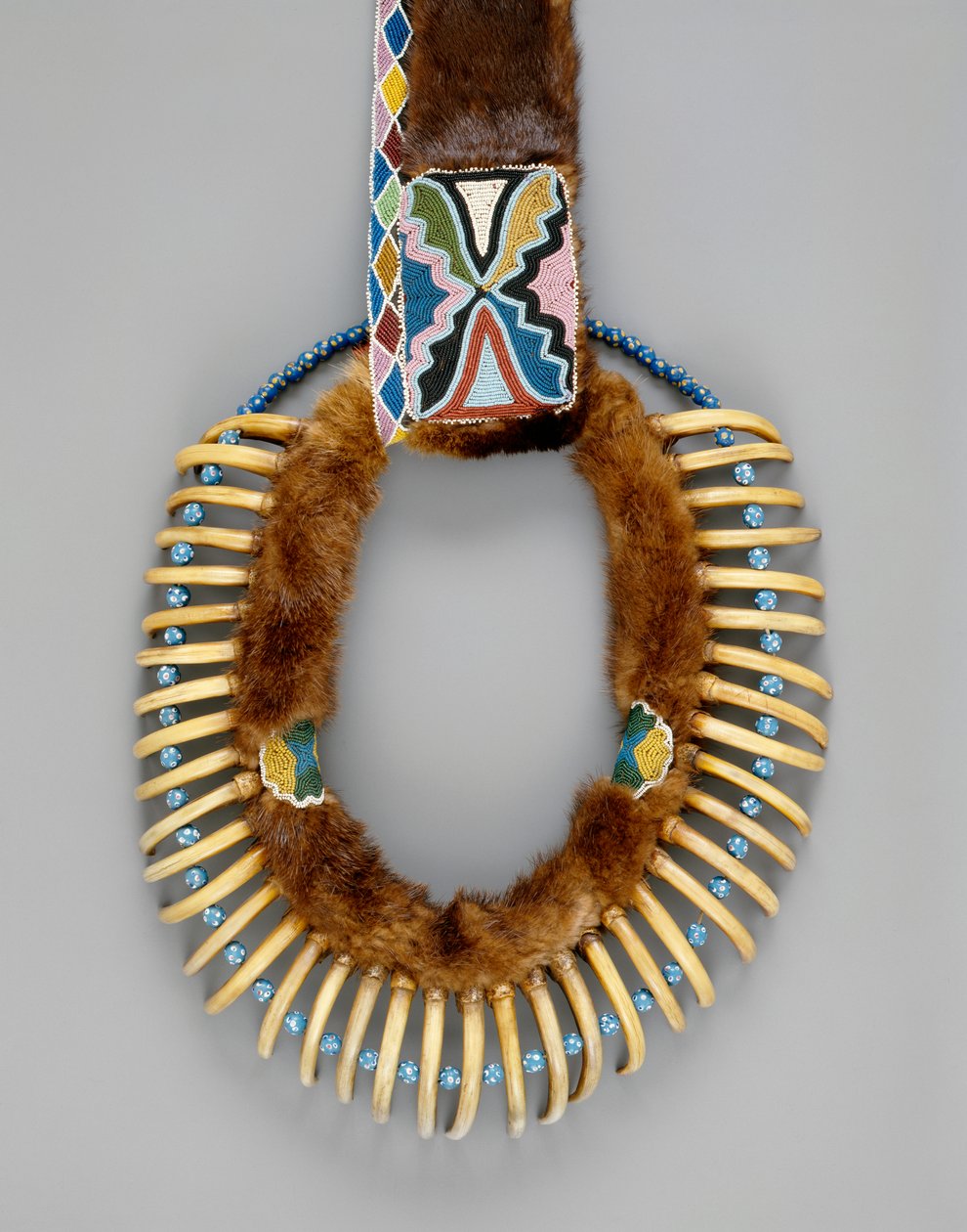 Halskæde med bjørneklo, Mesquakie, ca. 1835 af American School