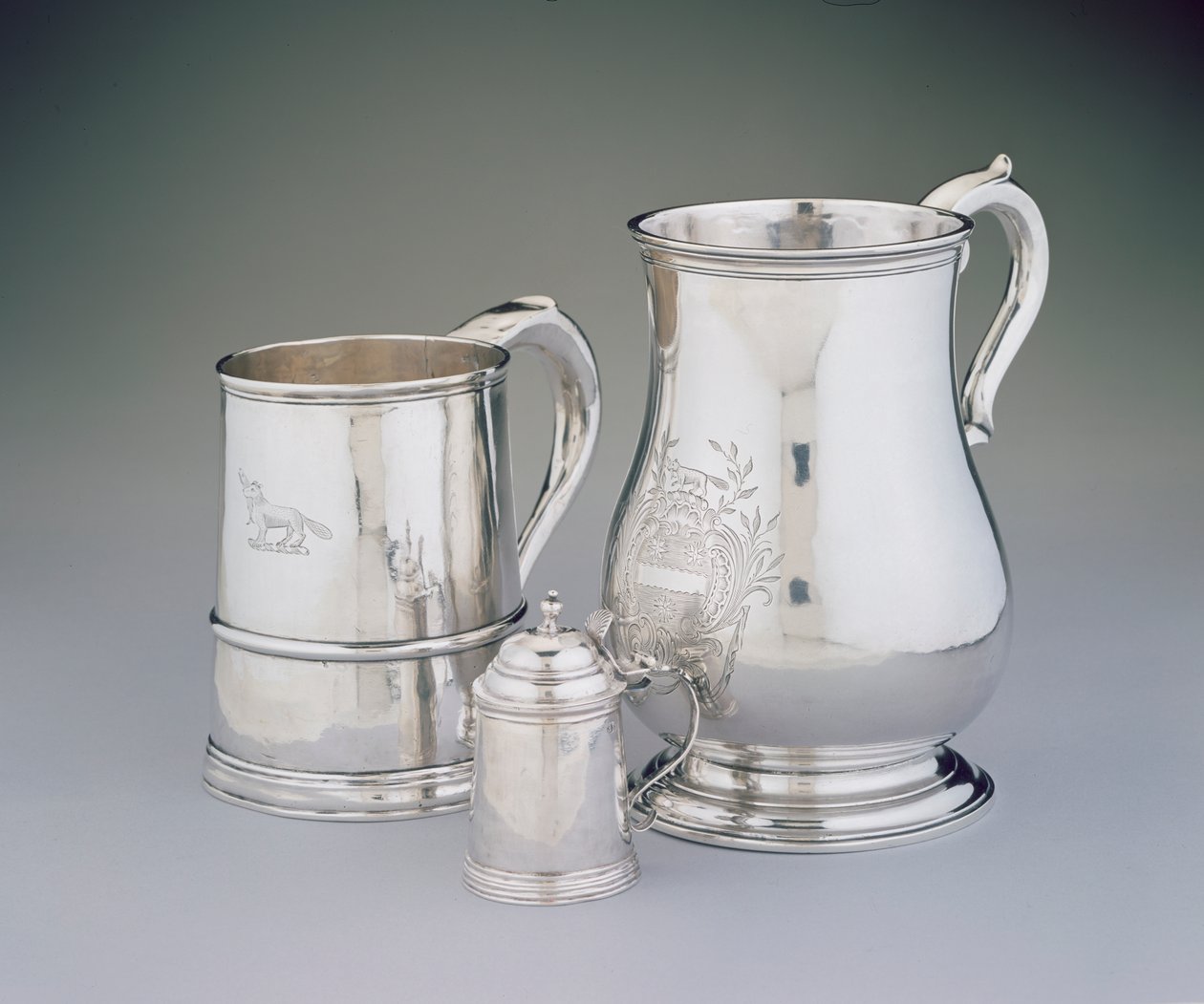 LtoR: Mug, 1725-35 af John Burt (1692-174546) miniature tankard, ca. 1757 af Samuel Edwards (1705-62) og cann, ca. 1760 af Benjamin Burt (1729-1805) fra Boston, Massachusetts (sølv) af American School