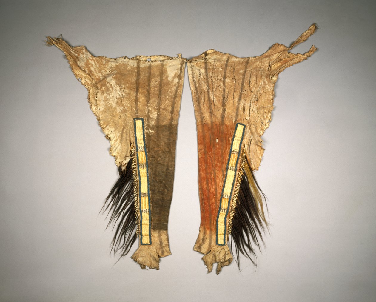 Et par leggings til Chiefs War Dress, Sioux, Yantonai, 1801-33 af American School