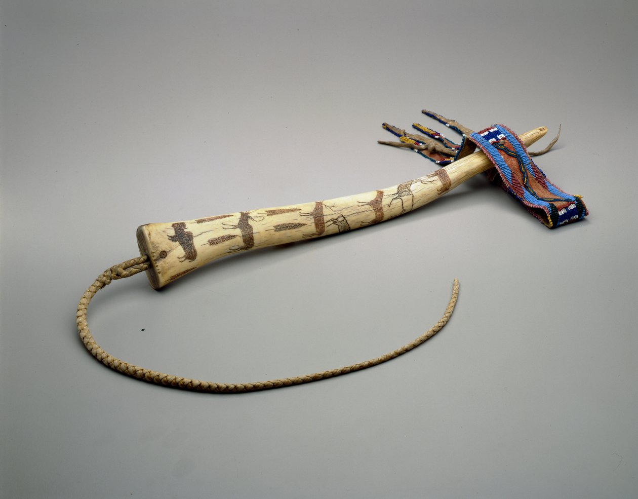 Quirt, indgraveret elggevir, Osage Nation, ca. 1875 (knogle) af American School