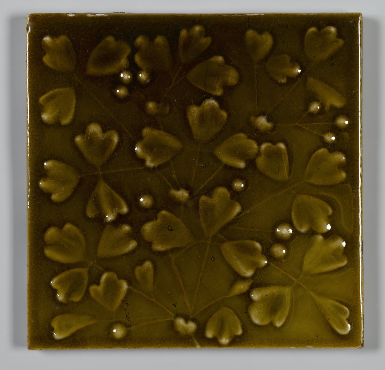 Flise designet og produceret hos J. & J.G. Low Art Tile Works, Chelsea, Massachusetts, ca. 1881 (glaseret fajance) af American School