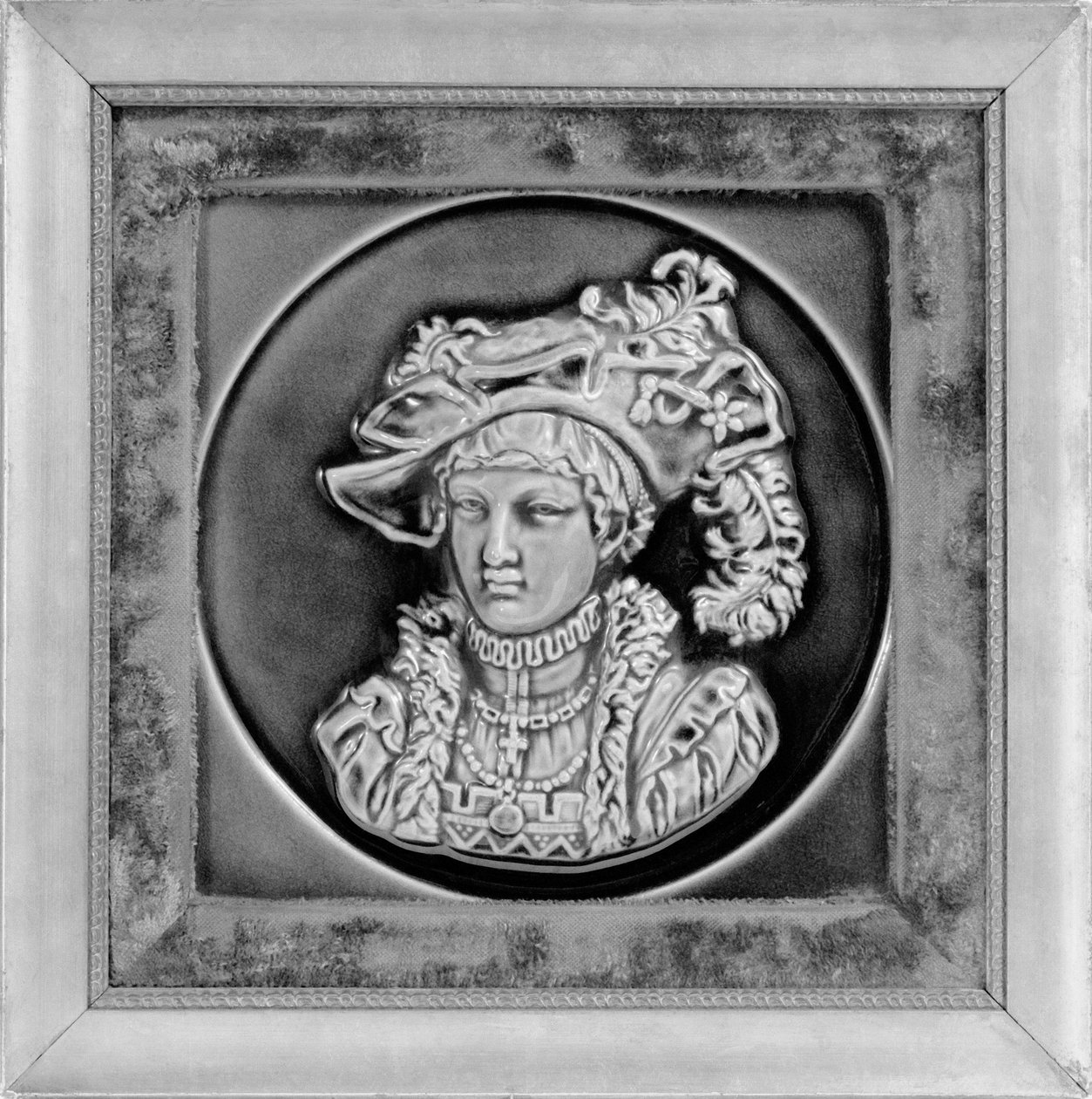 Tile, fra American Encaustic Tile Company, Ltd., fremstillet i Zanesville, 1885 (glaseret lertøj, forgyldt træ og fløjl) af American School