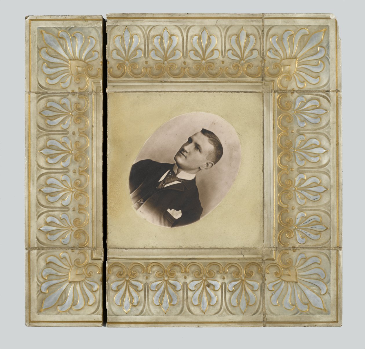 Tile, fra American Encaustic Tile Company Ltd., fremstillet i Zanesville, 1895 (glaseret fajance) af American School
