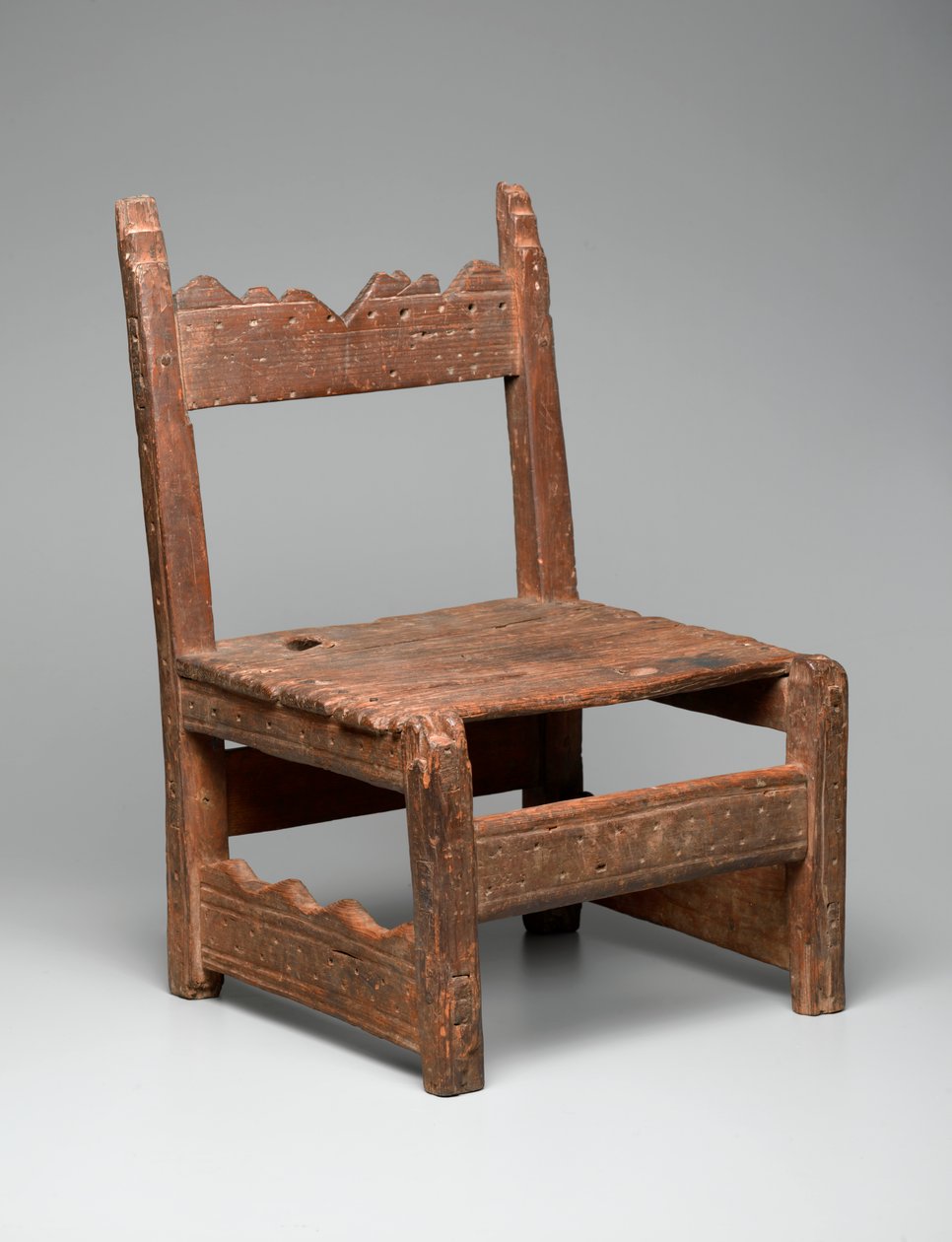 Zuni stol (tsem-pai-yai-nai) fra New Mexico, ca. 1850 (bejdset træ med jernsøm) af American School