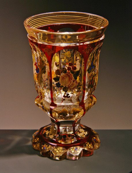 Pokal med blomsterdekoration, fra Harrach glasfabrik, ca. 1830-40 (glas) af Bohemian School