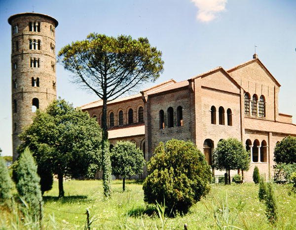Udsigt over kirken og klokketårnet af Byzantine School