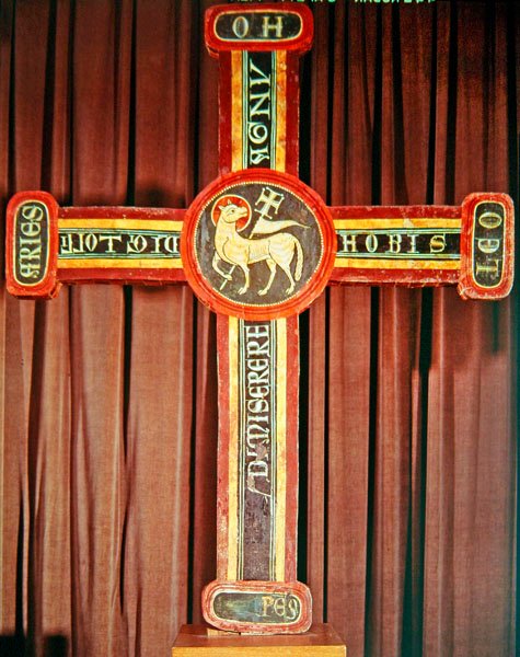 Agnus Dei Cross fra Bagergue, ca. 1200 (tempera, stuk relief og rester af lakeret metalplade på træ) af Catalan School
