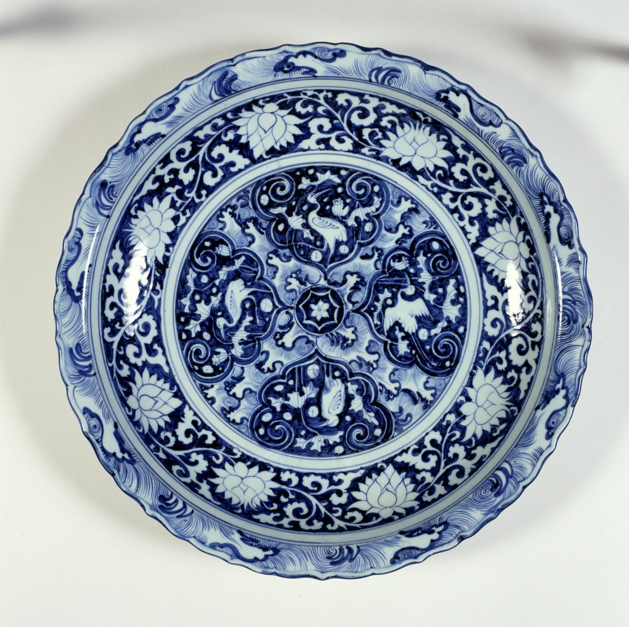 Oplader med blå og hvid dekoration, 1325-55 (porcelæn) af Chinese School