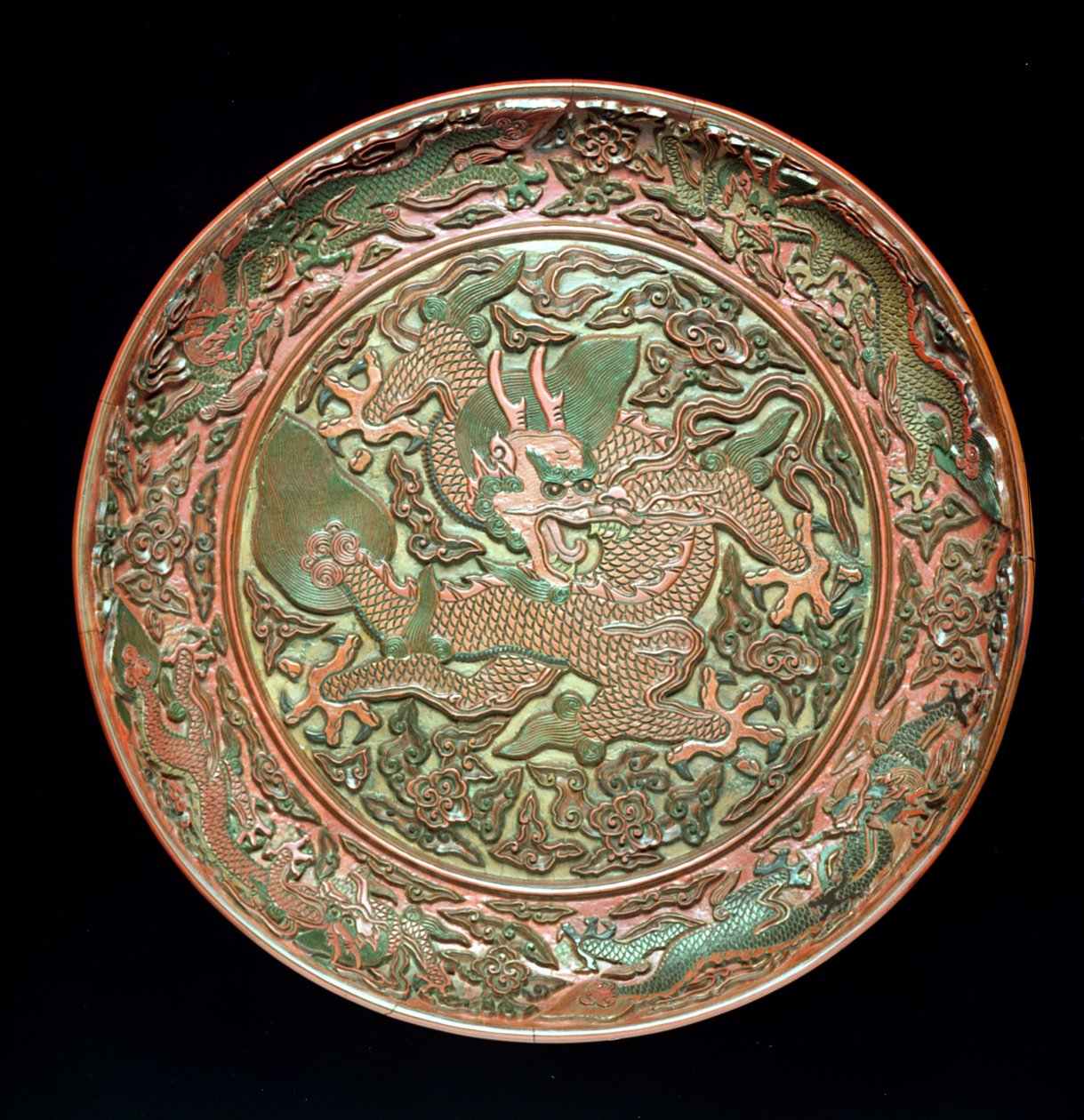 Cirkulært fad dekoreret med ni drager, Ming-dynastiet 1403-1644, Jianjing-perioden 1522-66 (udskåret lak) af Chinese School