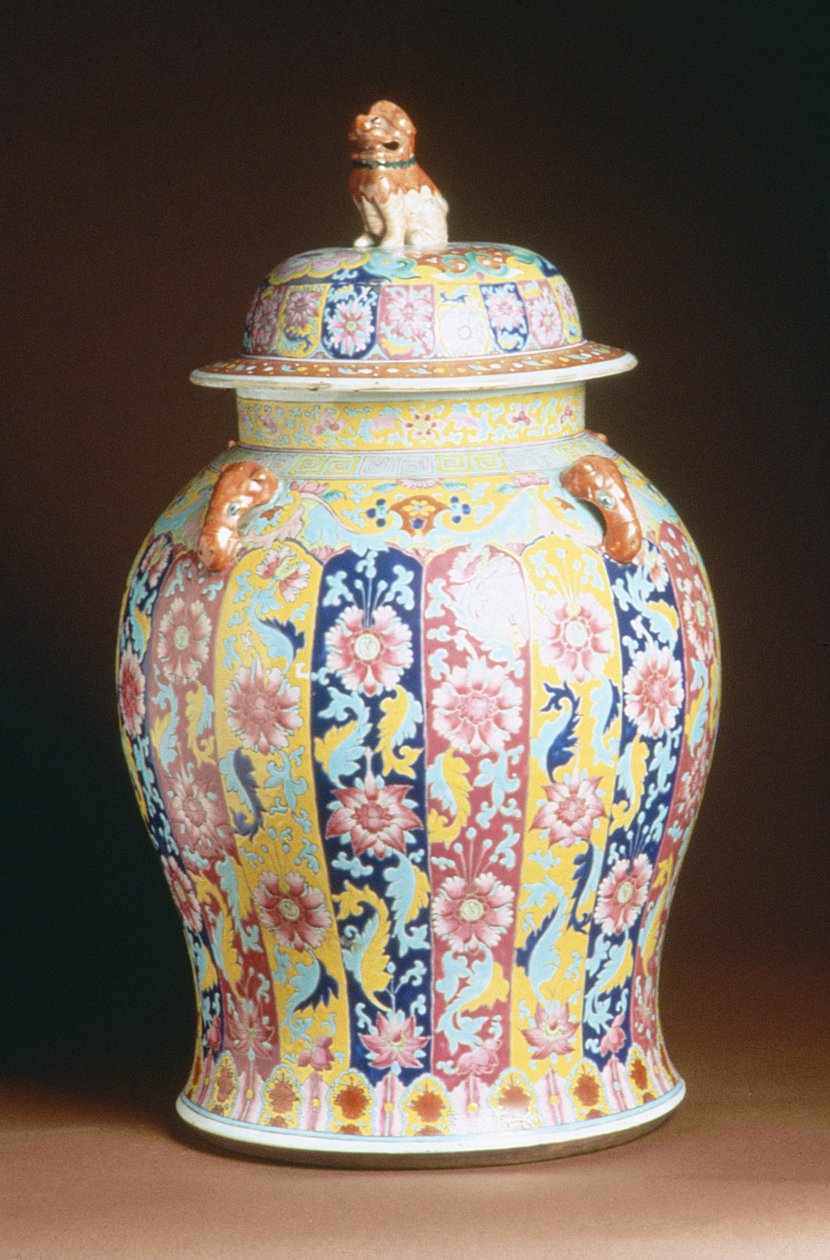 Dækket krukke med famille rose emaljeret dekoration, 1800-50 (porcelæn) af Chinese School