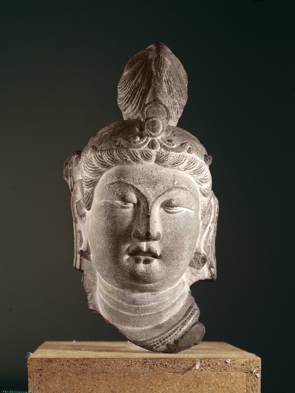 Leder af en Bodhisattva, Tang-dynastiet (618-907), ca. 710 (sandsten og pigment) af Chinese School