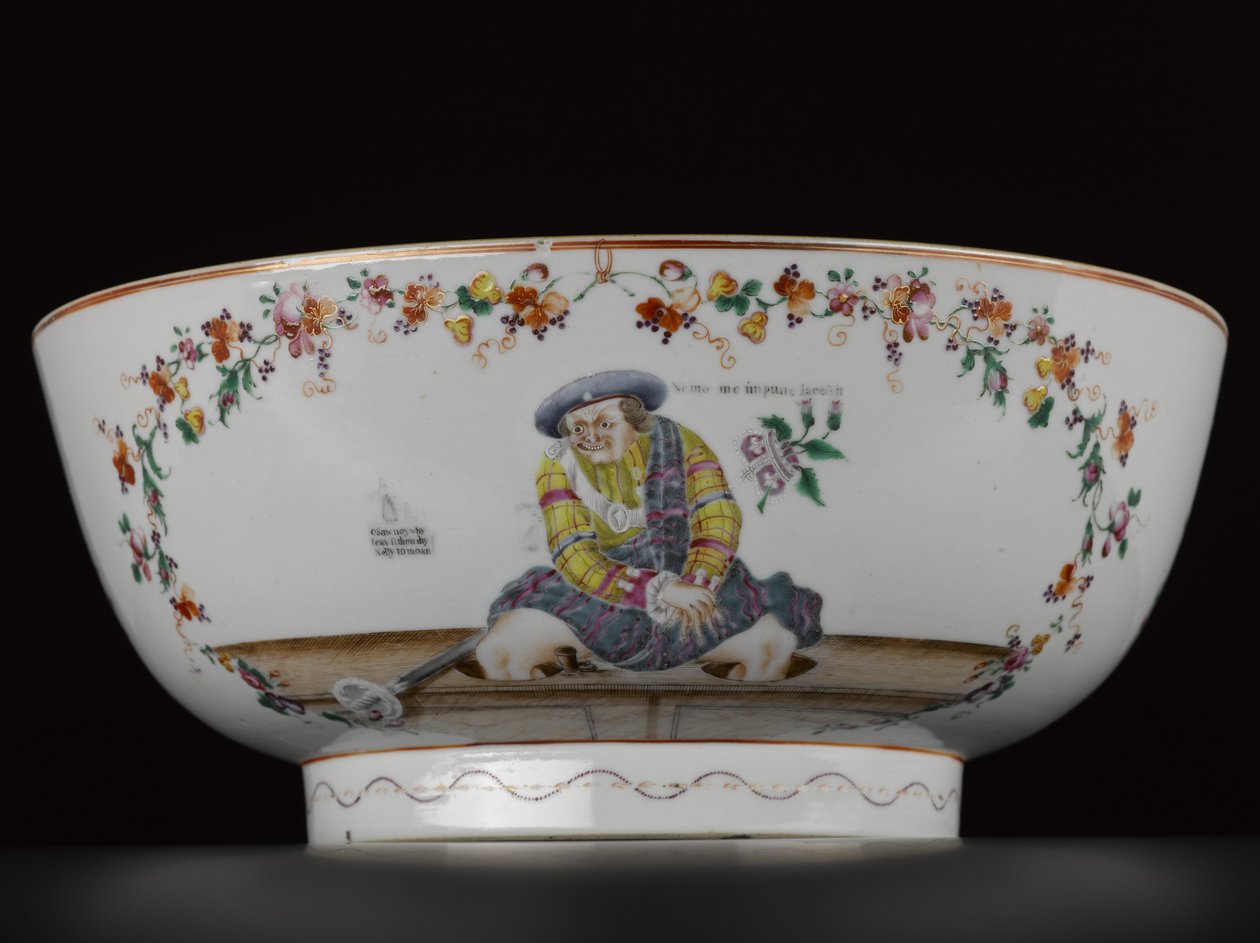 Satirisk punch-bowl, der viser en kopi af en anti-jacobit-gravering, Sauneys Mistake, 1785 (porcelæn) af Chinese School