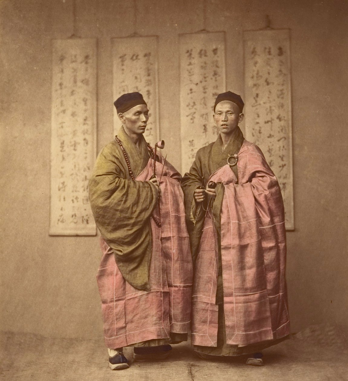 To mænd i lyserøde klæder. ca. 1870 (albumintryk) af Chinese School