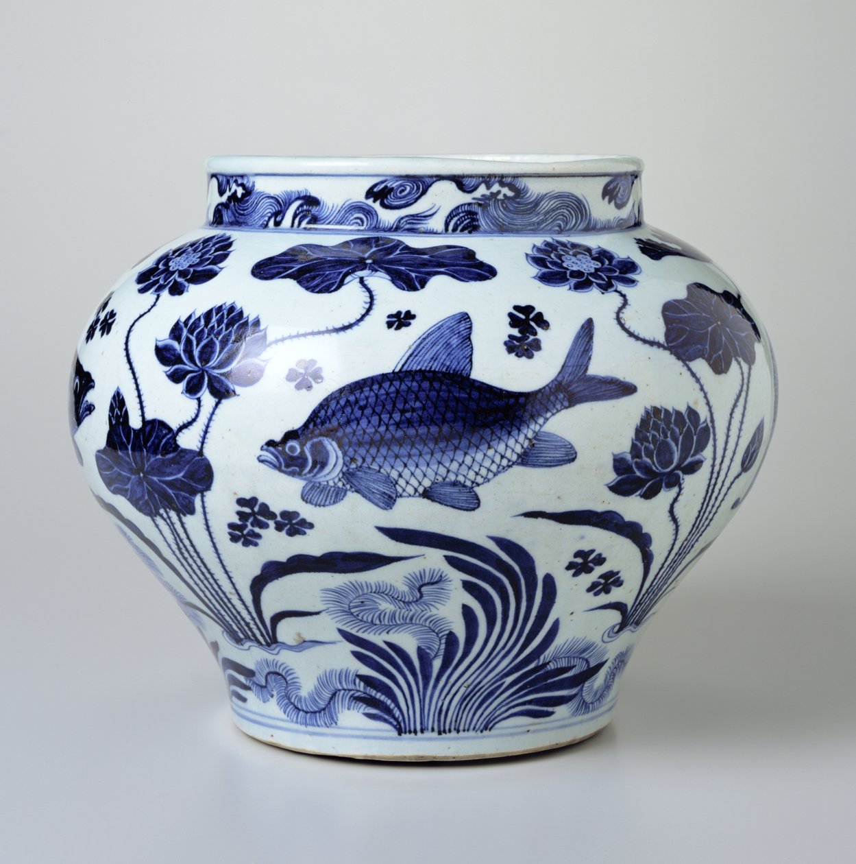 Vinkrukke med et design af fisk og vandplanter (porcelæn) af Chinese School